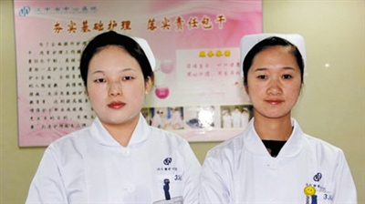 “90后”护士刘秋兰（左）和邓琼月夺刀救人被赞“女英雄”、“女汉子”。10月31日陕西汉中市中心医院发生一起陪护人员持菜刀砍患者事件。网络截图